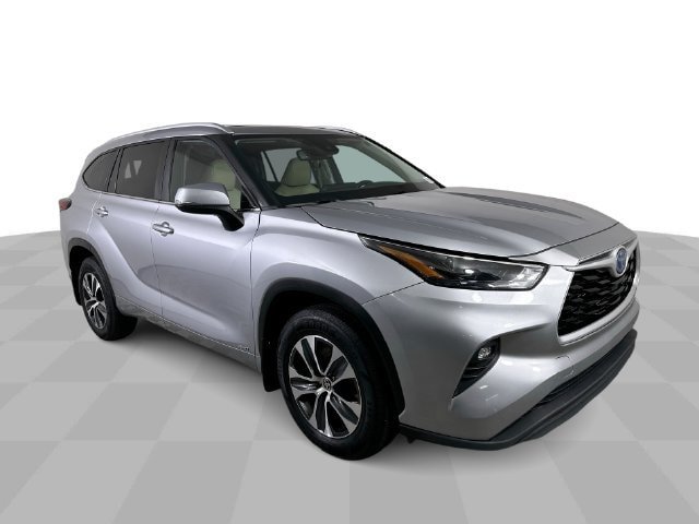 Used 2023 Toyota Highlander XLE AWD/4WD image 2