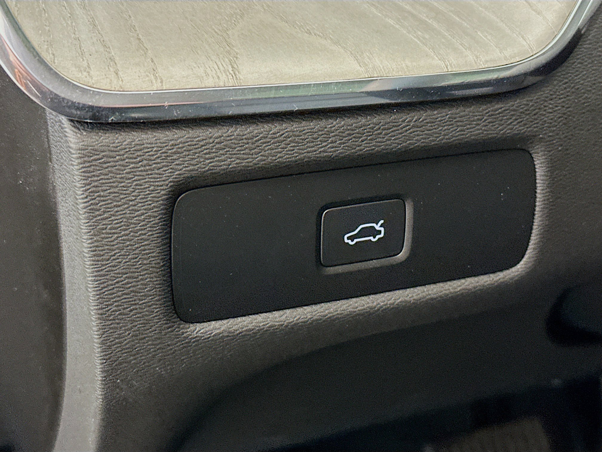 Used 2025 Volvo XC60 B5 Plus image 17