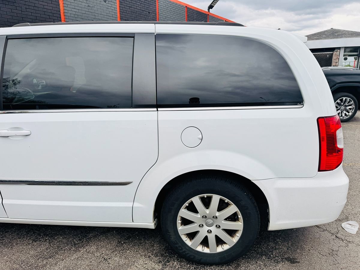 Used 2016 Chrysler Town & Country Touring FWD image 8