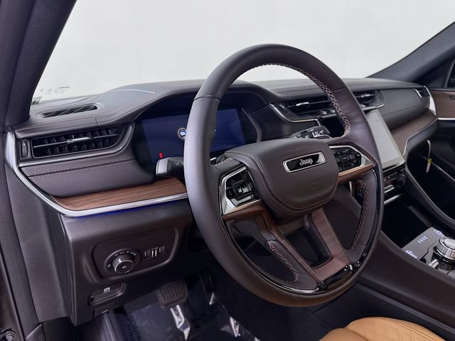 Used 2025 Jeep Grand Cherokee Summit w/ Obsidian Package AWD/4WD image 9