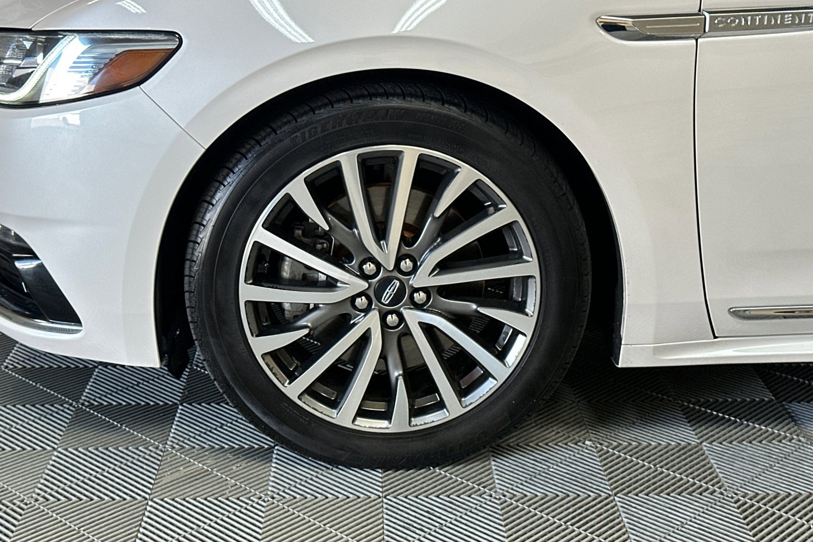 Used 2017 Lincoln Continental Select image 44