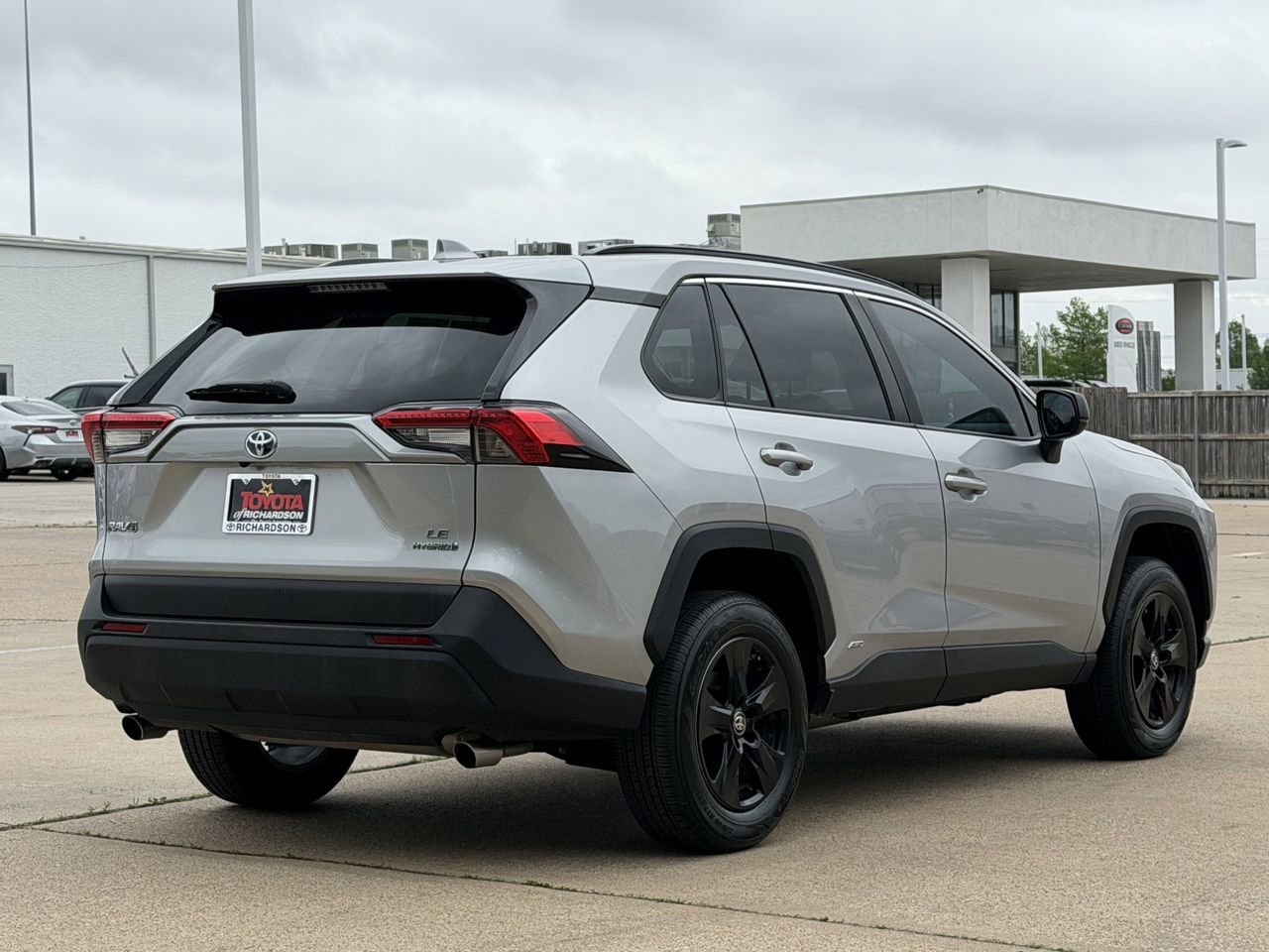 Used 2022 Toyota RAV4 LE AWD/4WD image 4