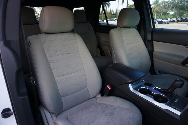 Used 2015 Ford Explorer FWD image 2