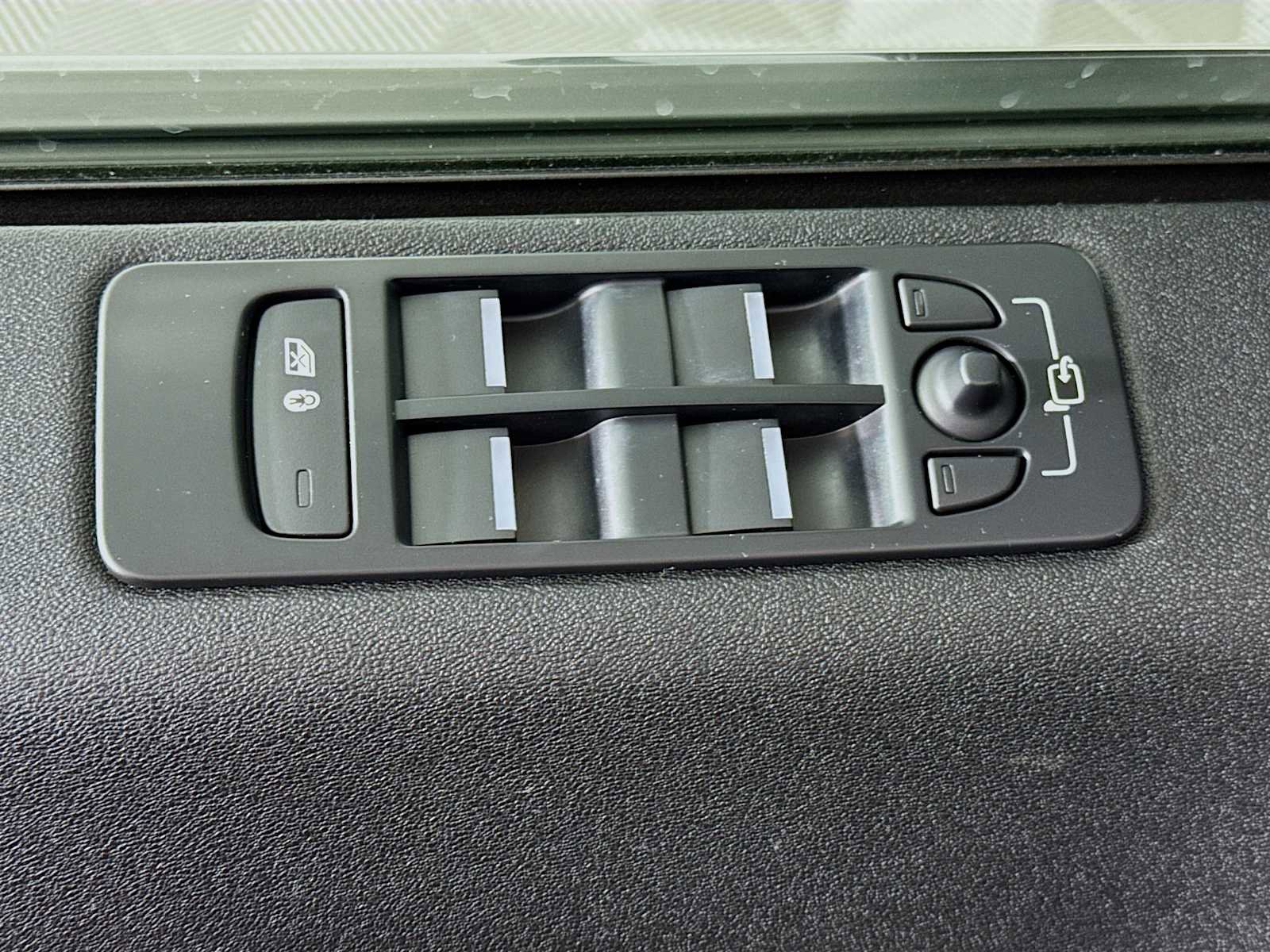 Used 2016 Land Rover Discovery Sport HSE image 19