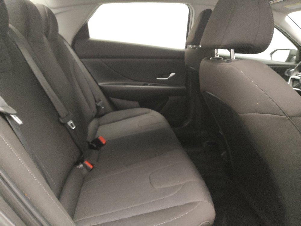 Used 2025 Hyundai Elantra SE image 19