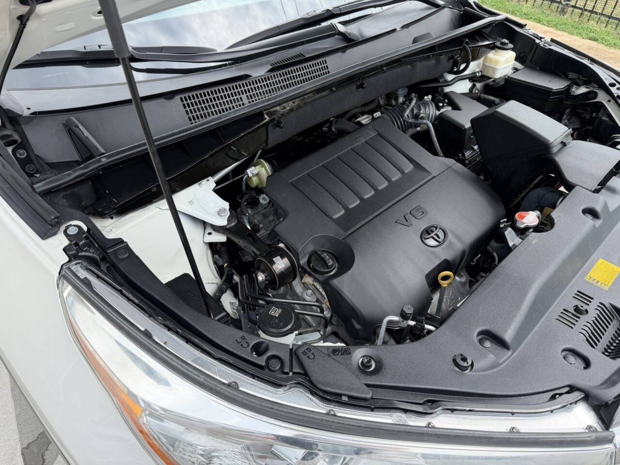 Used 2015 Toyota Highlander LE AWD/4WD image 32