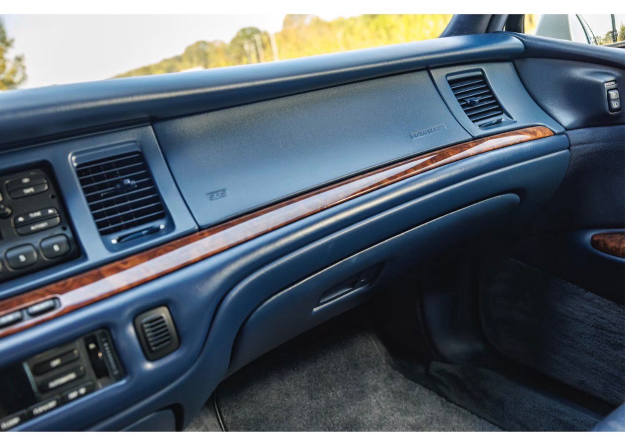 Used 1995 Lincoln Town Car Signature RWD image 10