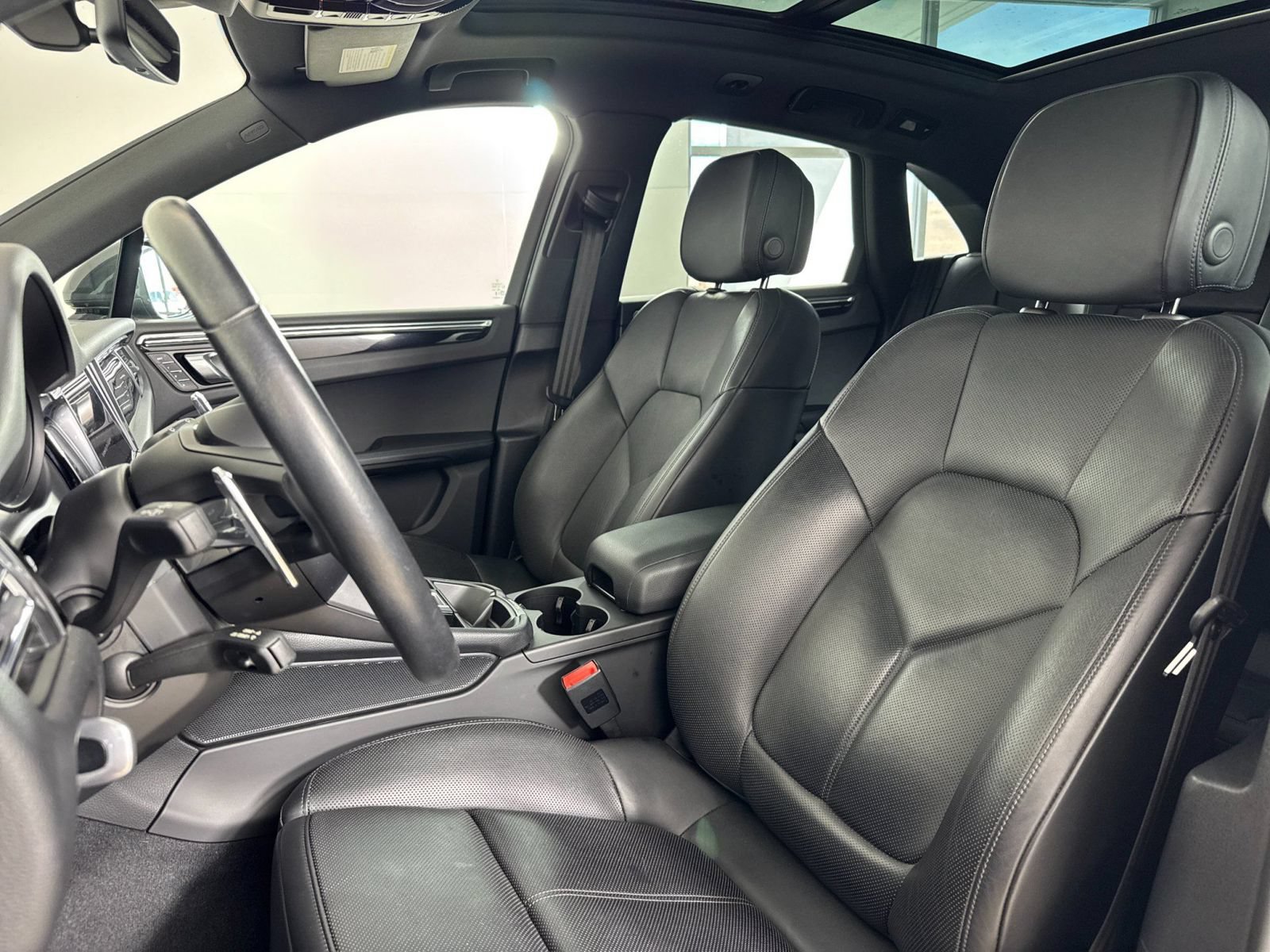 Certified 2025 Porsche Macan w/ Premium Package Plus AWD/4WD image 5
