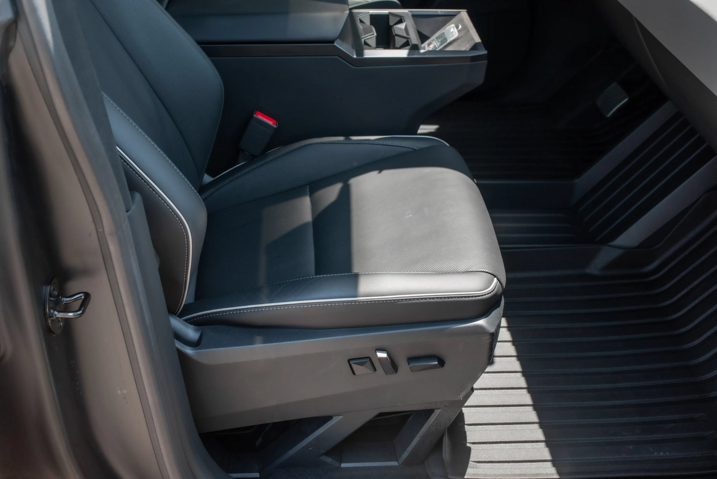 Used 2025 Tesla Cybertruck AWD Crew Cab image 15