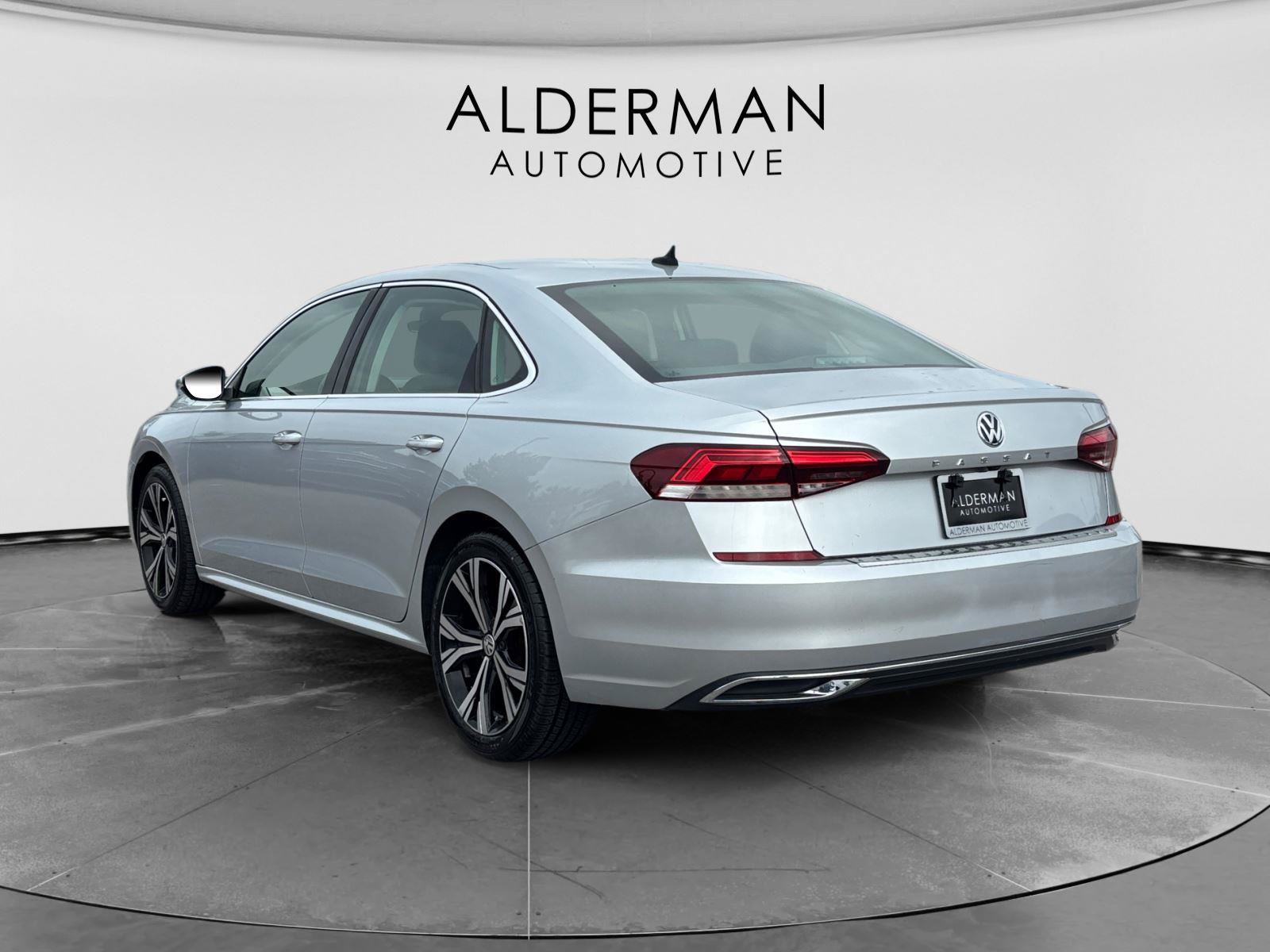 Used 2021 Volkswagen Passat 2.0T SE FWD image 3