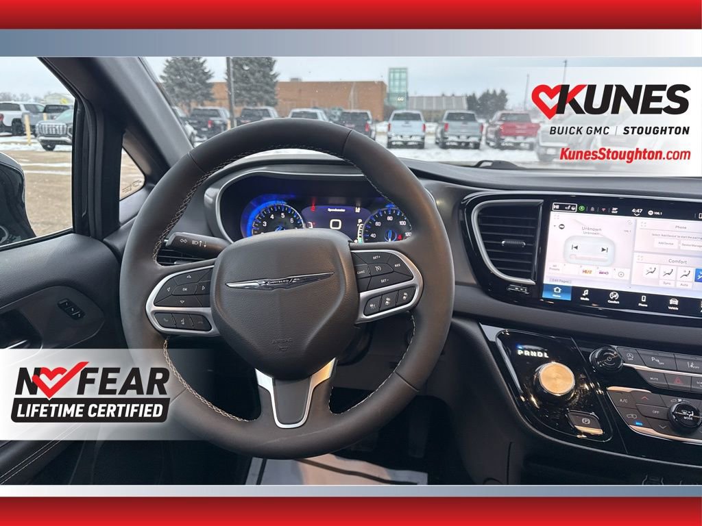 Used 2025 Chrysler Pacifica Select image 38