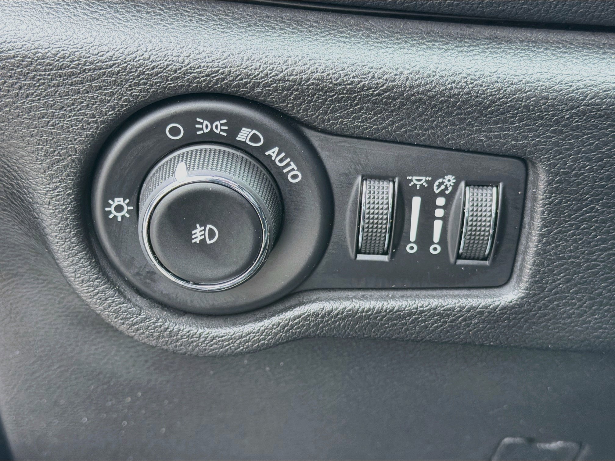 Used 2019 Chrysler Pacifica Limited w/ Advanced Safetytec Group FWD image 37