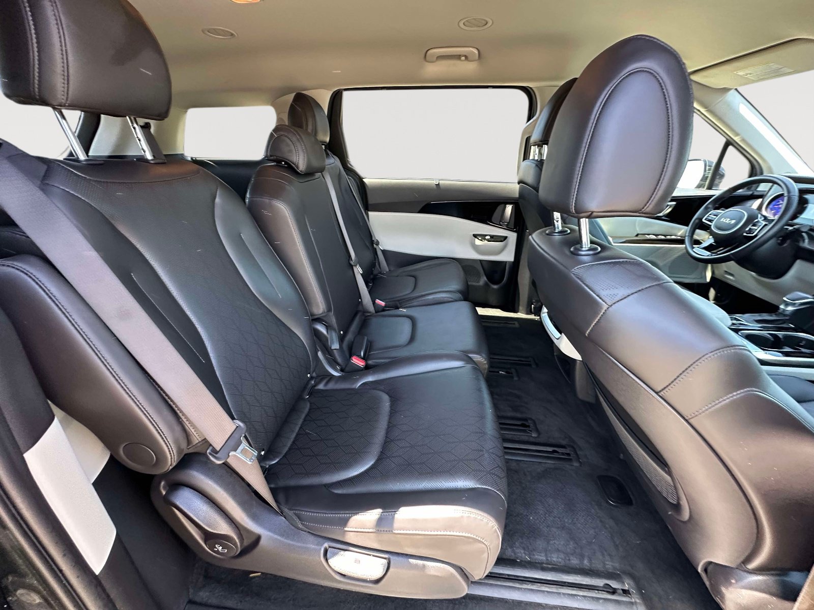 Used 2024 Kia Carnival EX FWD image 23
