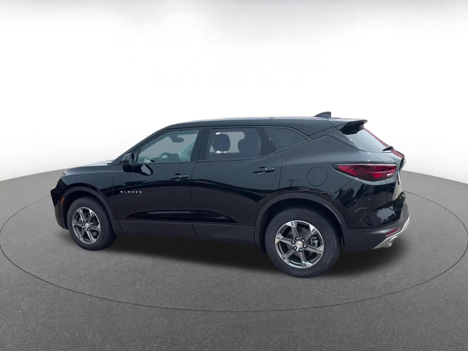 Used 2025 Chevrolet Blazer LT FWD image 9