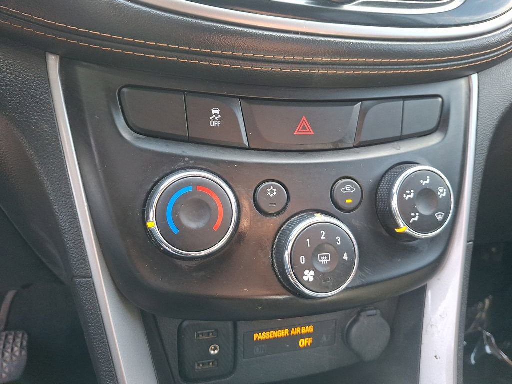 Used 2020 Chevrolet Trax LT w/ LT Convenience Package AWD/4WD image 17