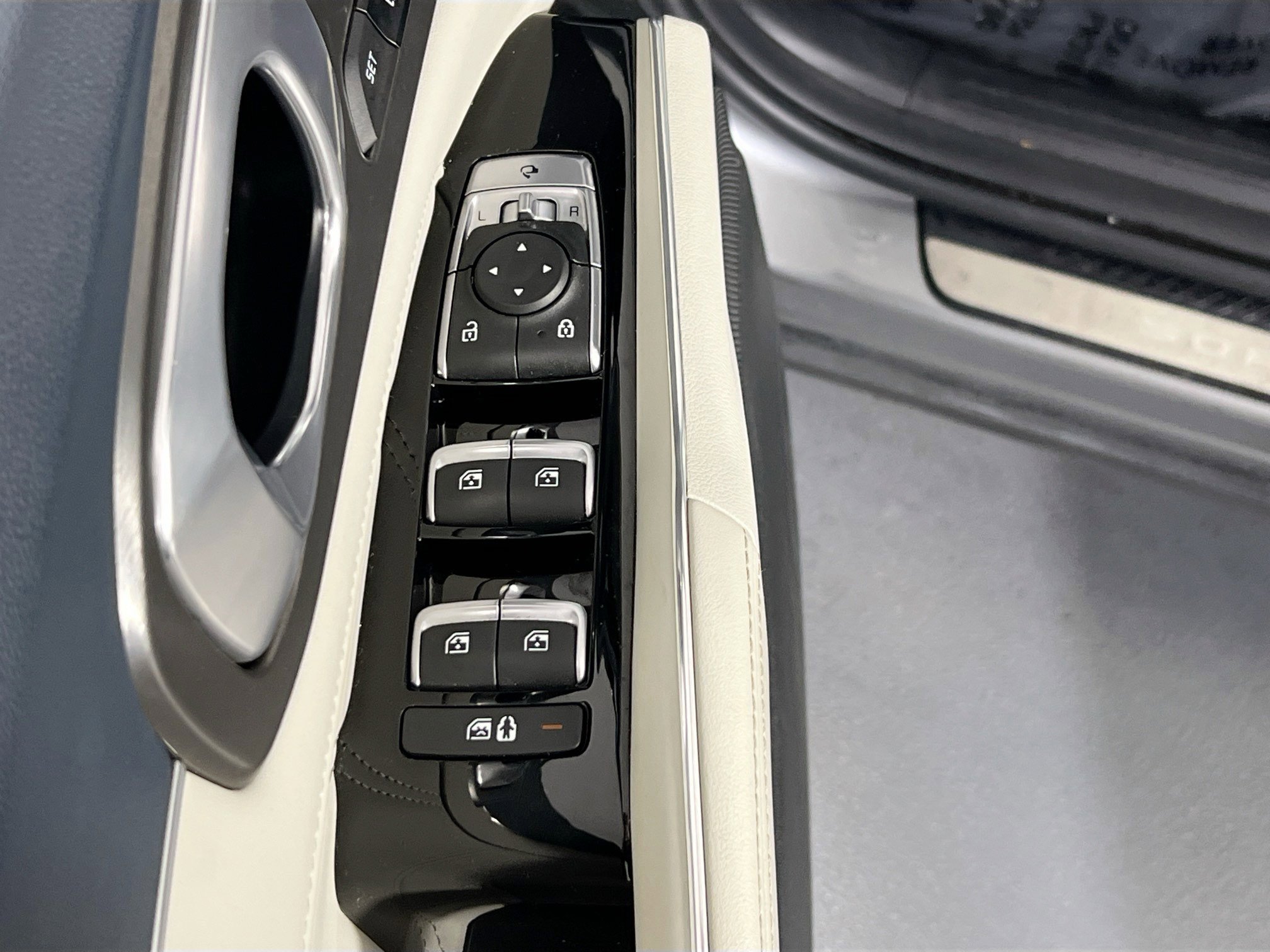 Used 2022 Kia Sorento SX Prestige w/ Panoramic Sunroof Package image 18