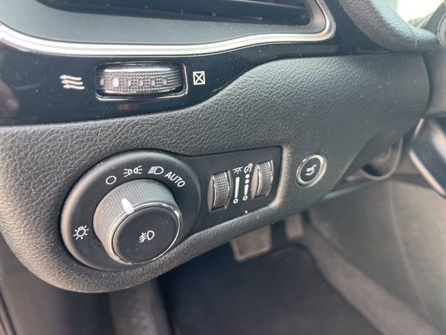 Used 2023 Jeep Cherokee Altitude Lux image 13