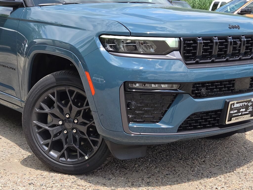 New 2026 Jeep Grand Cherokee L Summit w/ Obsidian Package AWD/4WD image 5