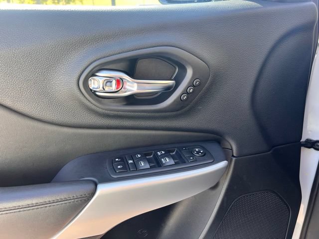 Used 2017 Jeep Cherokee Overland w/ Technology Group FWD image 16