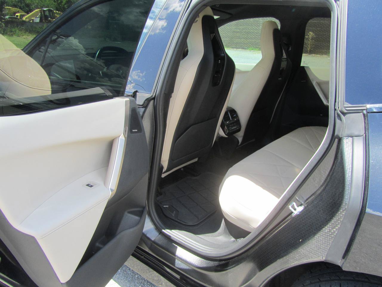 Used 2024 BMW iX xDrive50 w/ Sport Package AWD/4WD image 19