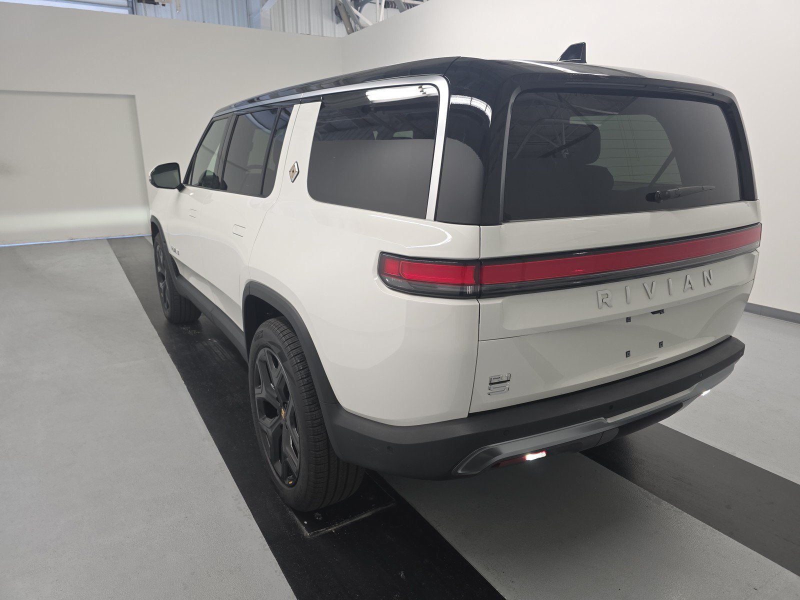 Used 2024 Rivian R1S Adventure AWD/4WD image 3