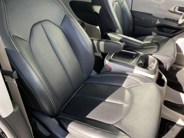Used 2024 Chrysler Pacifica Touring-L FWD image 26