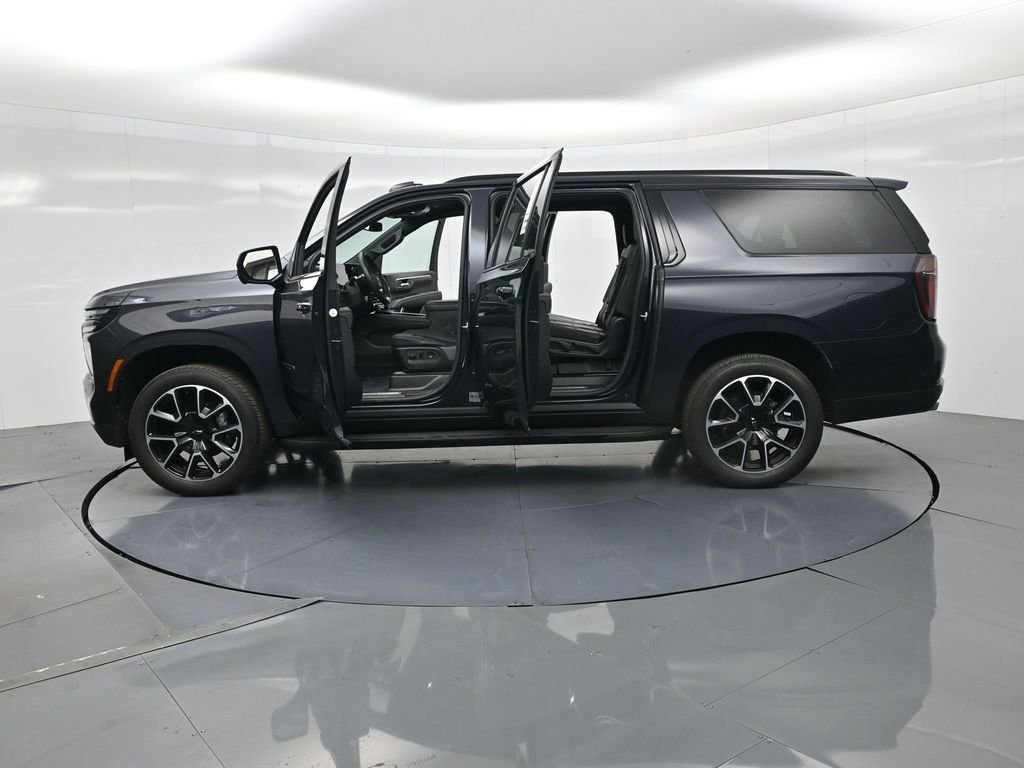Used 2025 Chevrolet Suburban RST image 28