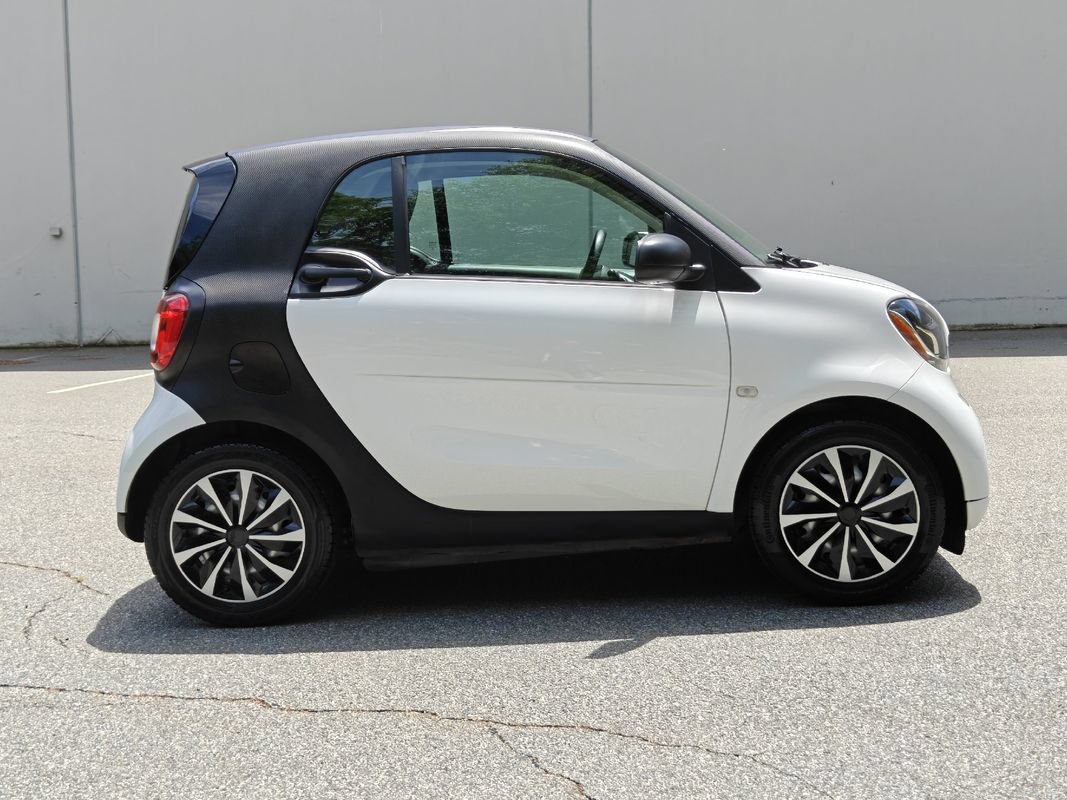 Used 2016 smart fortwo passion RWD image 3
