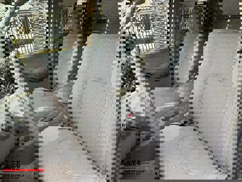 Used 2010 Nissan Frontier SE image 16