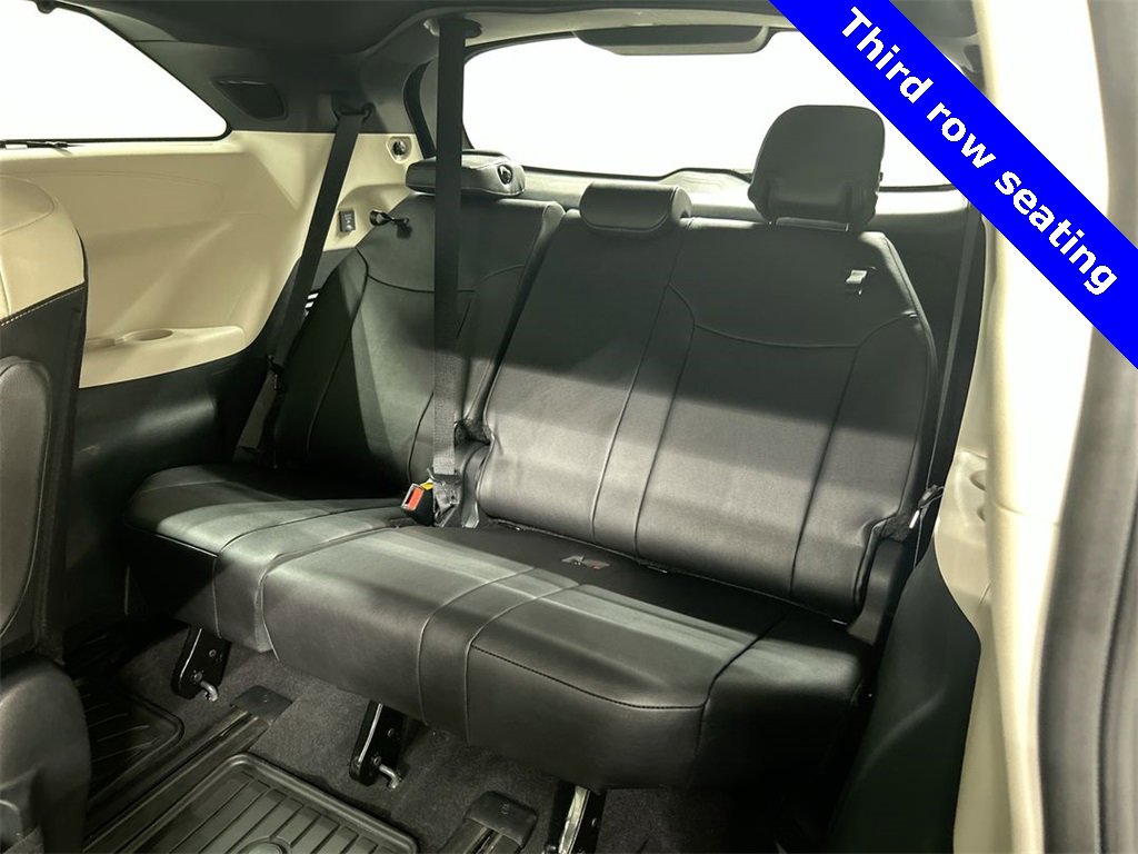 Used 2025 Toyota Sienna Platinum image 16