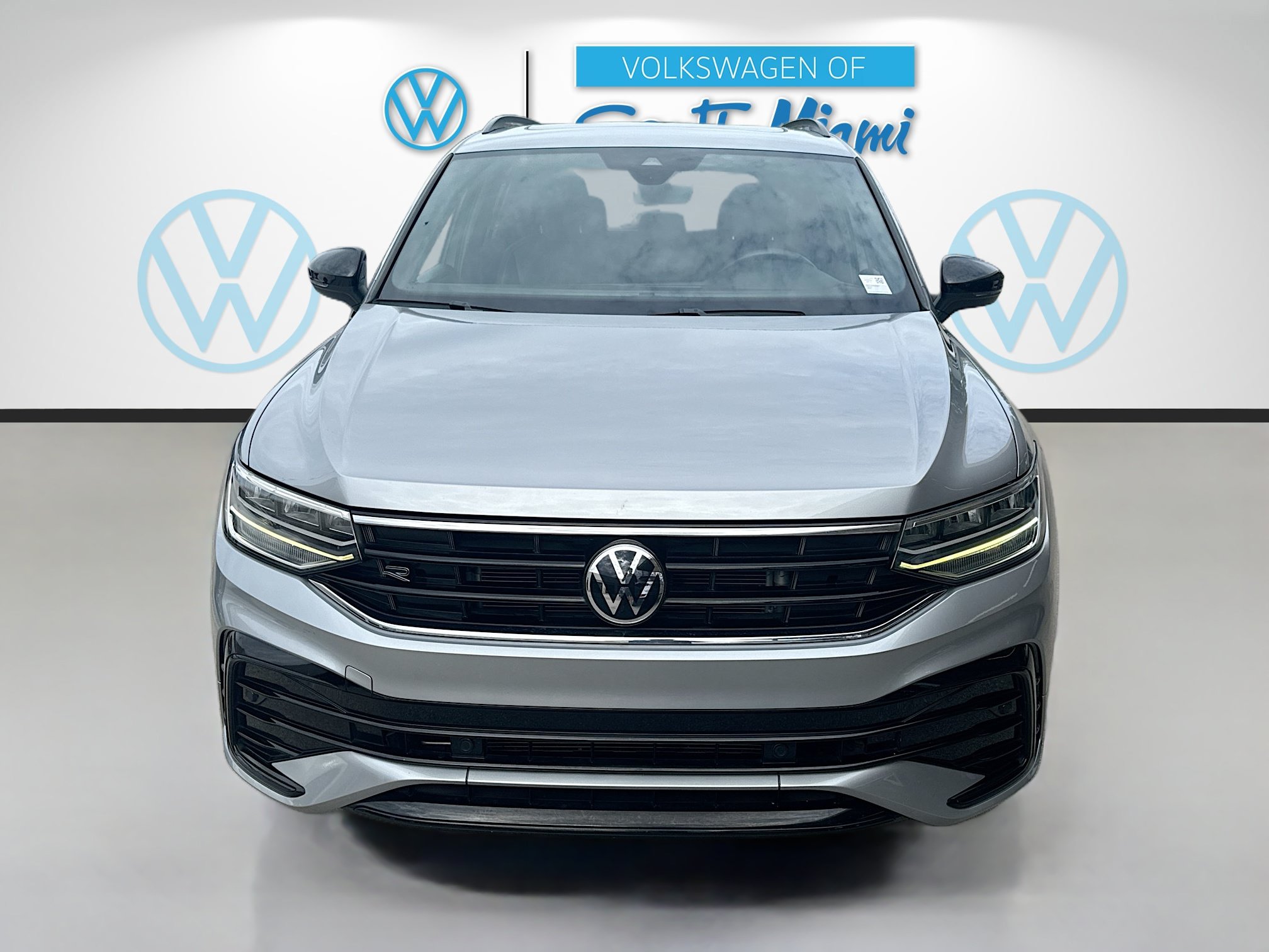 Used 2023 Volkswagen Tiguan SE R-Line FWD image 2