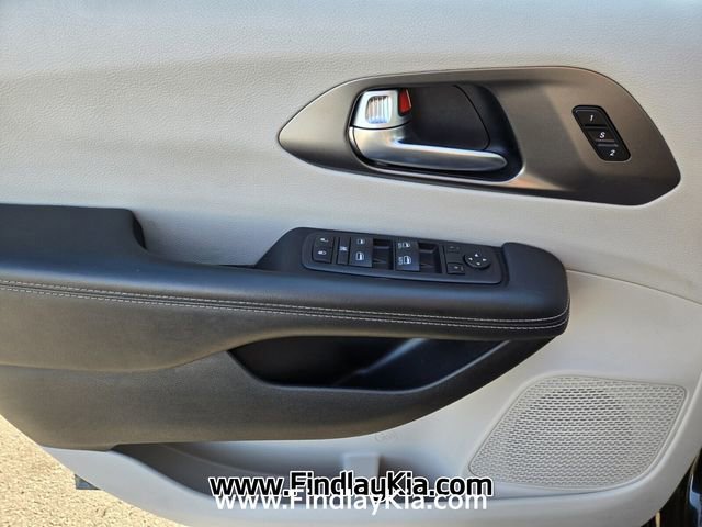 Used 2024 Chrysler Pacifica Touring-L FWD image 22