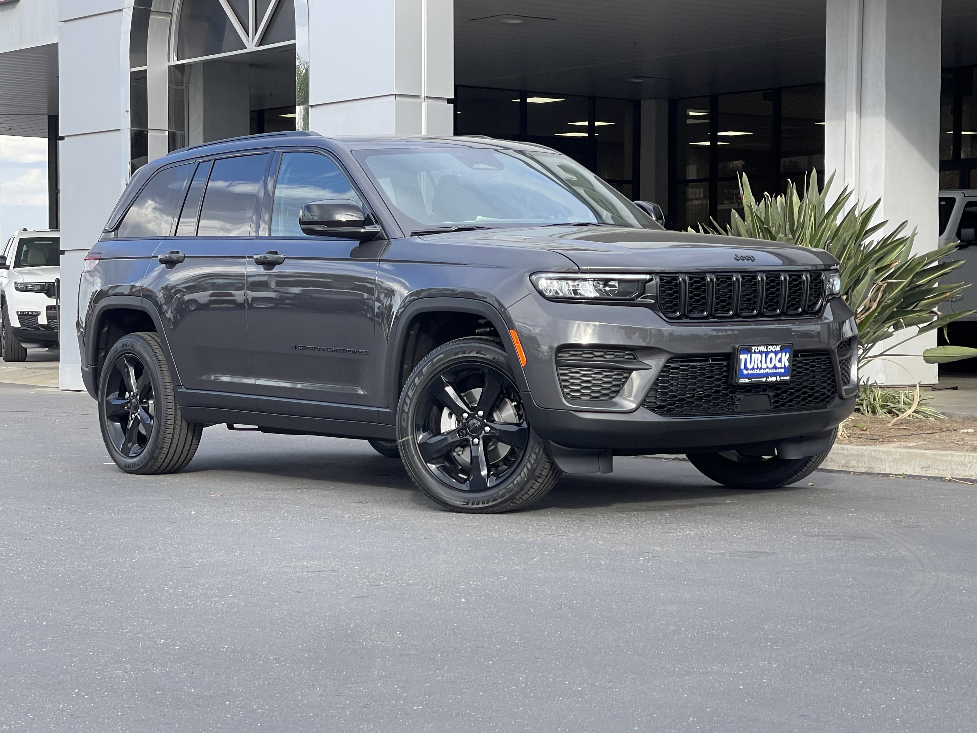 New 2025 Jeep Grand Cherokee Altitude image 2