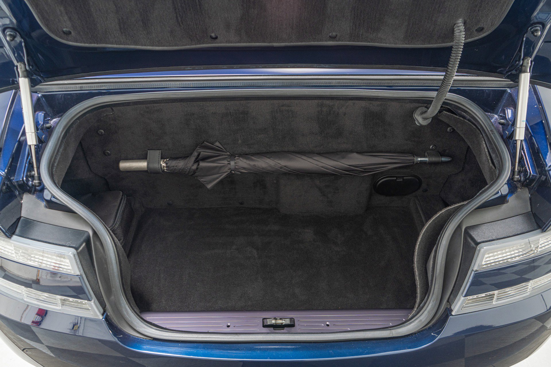 Used 2011 Aston Martin DB9 Volante RWD image 19