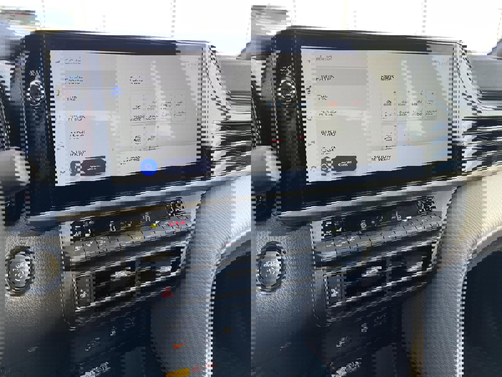 Used 2025 Toyota Camry SE w/ Multimedia Upgrade Package image 24