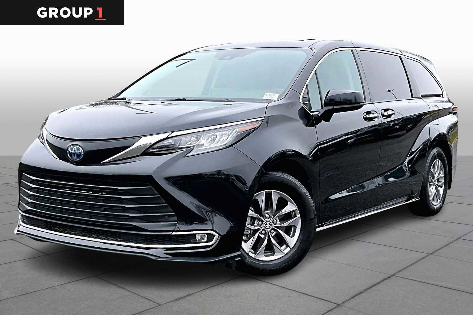 Used 2023 Toyota Sienna XLE image 1