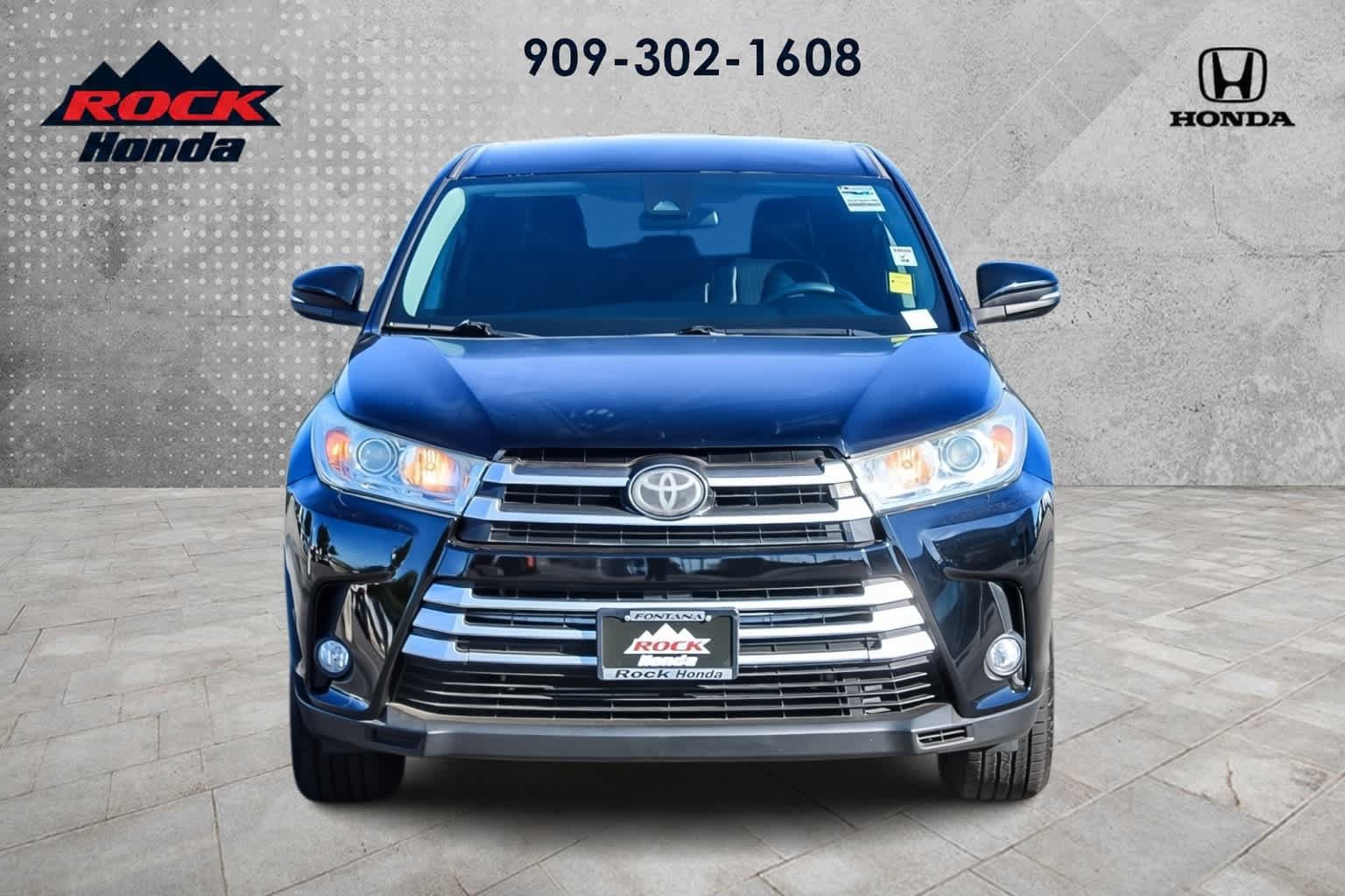 Used 2019 Toyota Highlander Plus FWD image 2