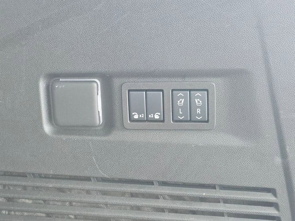 Used 2025 GMC Yukon XL Denali image 13