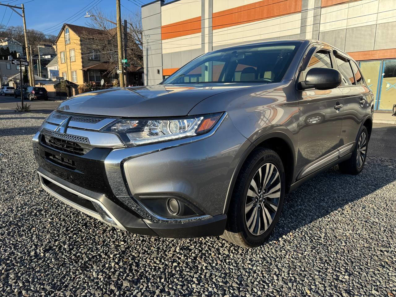 Used 2020 Mitsubishi Outlander ES image 1