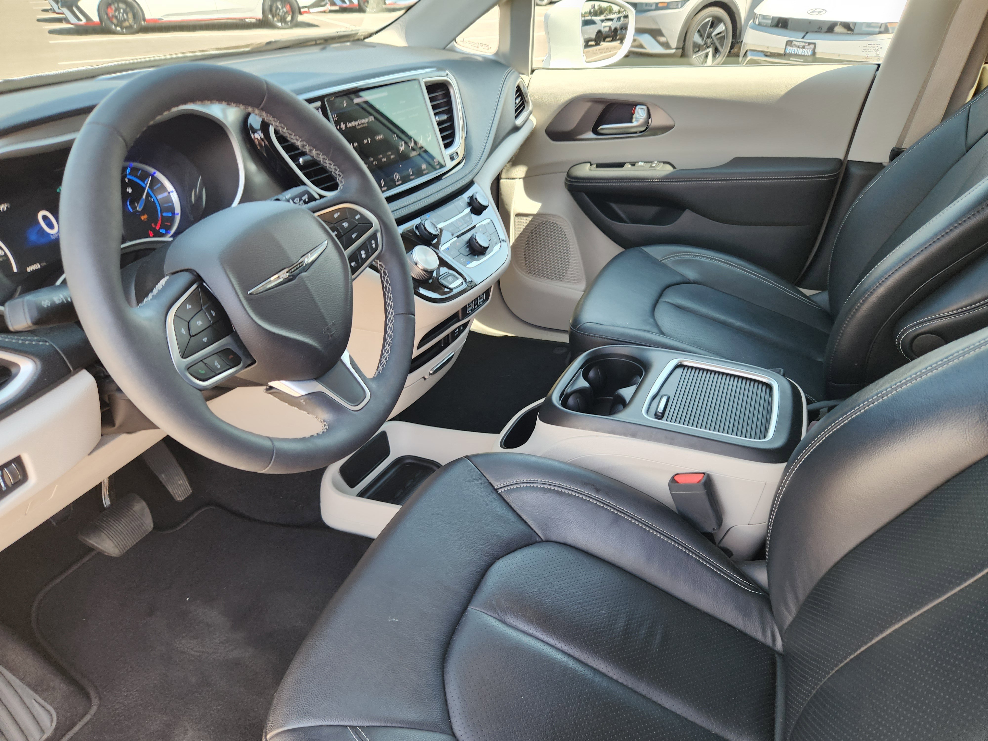 Used 2022 Chrysler Pacifica Touring-L image 8