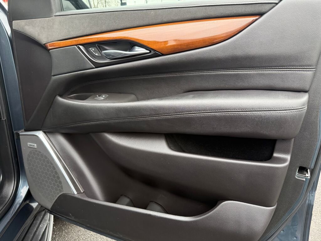 Used 2020 Cadillac Escalade Luxury image 31