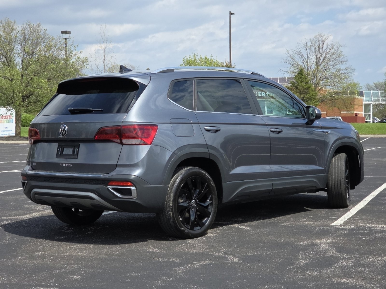 Used 2023 Volkswagen Taos SE w/ Black Wheel Package FWD image 18