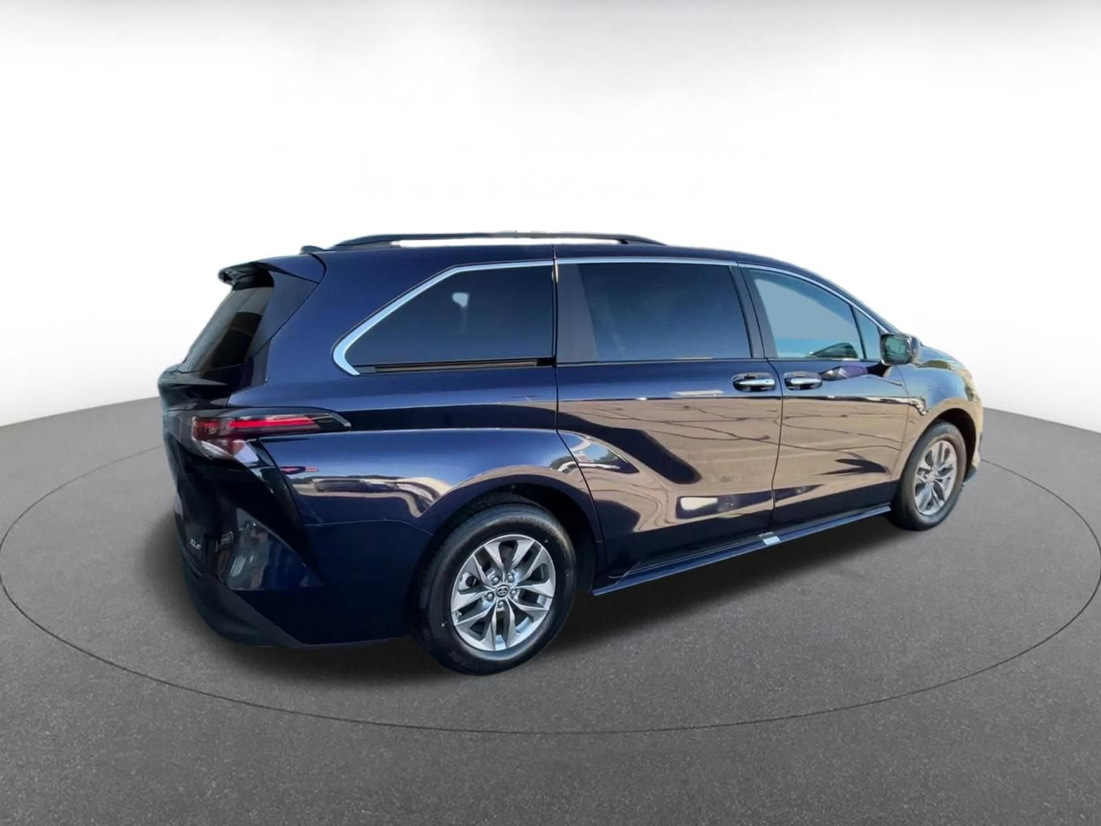 Used 2025 Toyota Sienna XLE FWD image 14