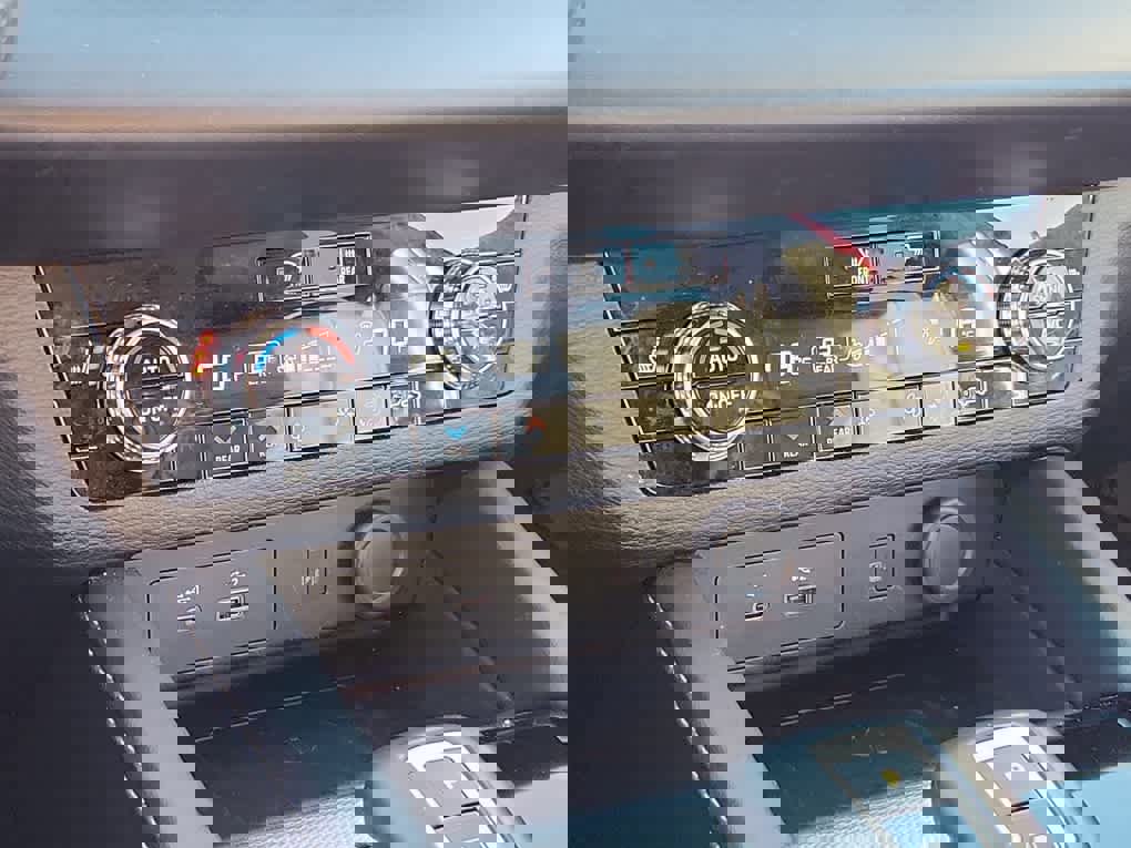 Used 2024 Mitsubishi Outlander SEL image 17