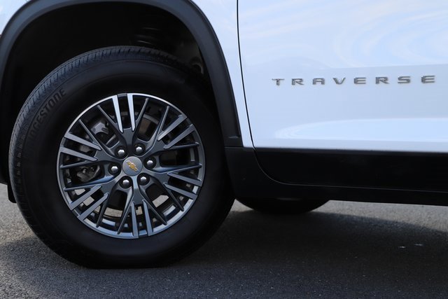 Used 2025 Chevrolet Traverse LT image 2