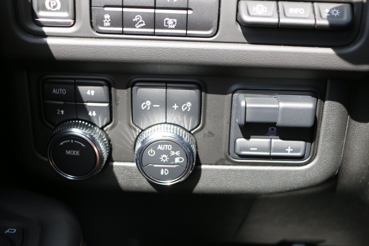 Used 2024 GMC Yukon AT4 w/ Technology Package AWD/4WD image 23