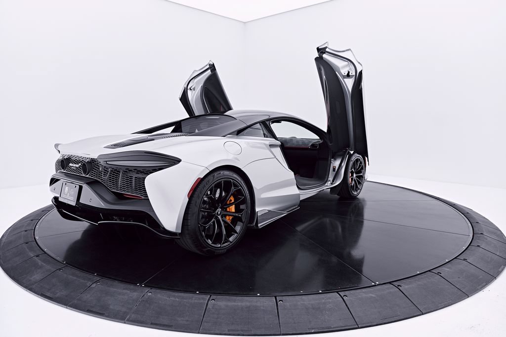 Used 2023 McLaren Artura RWD image 25