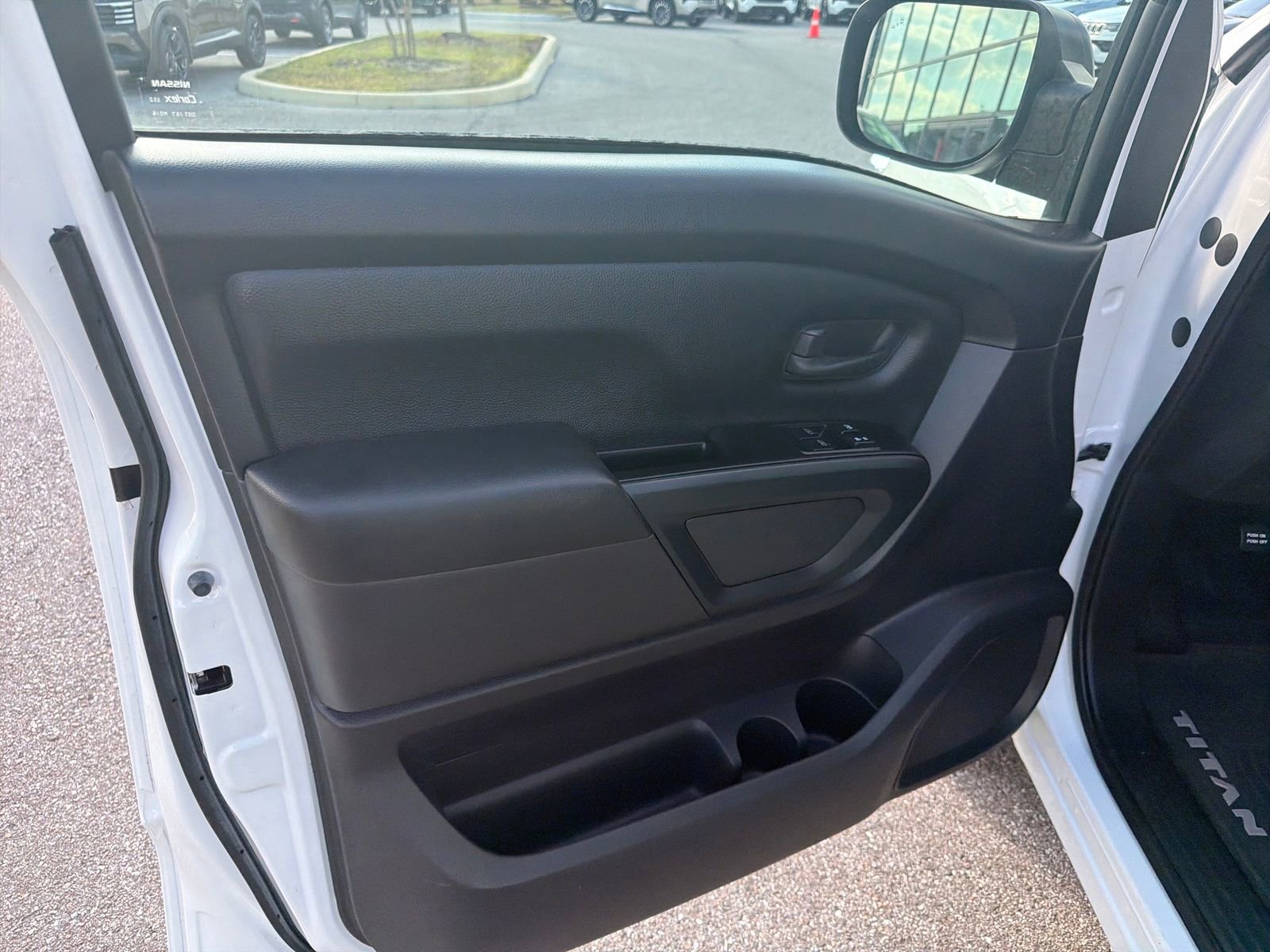 Used 2022 Nissan Titan S image 12