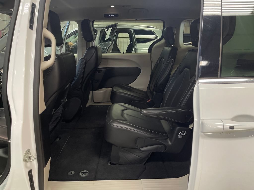 Used 2023 Chrysler Pacifica Touring-L FWD image 26