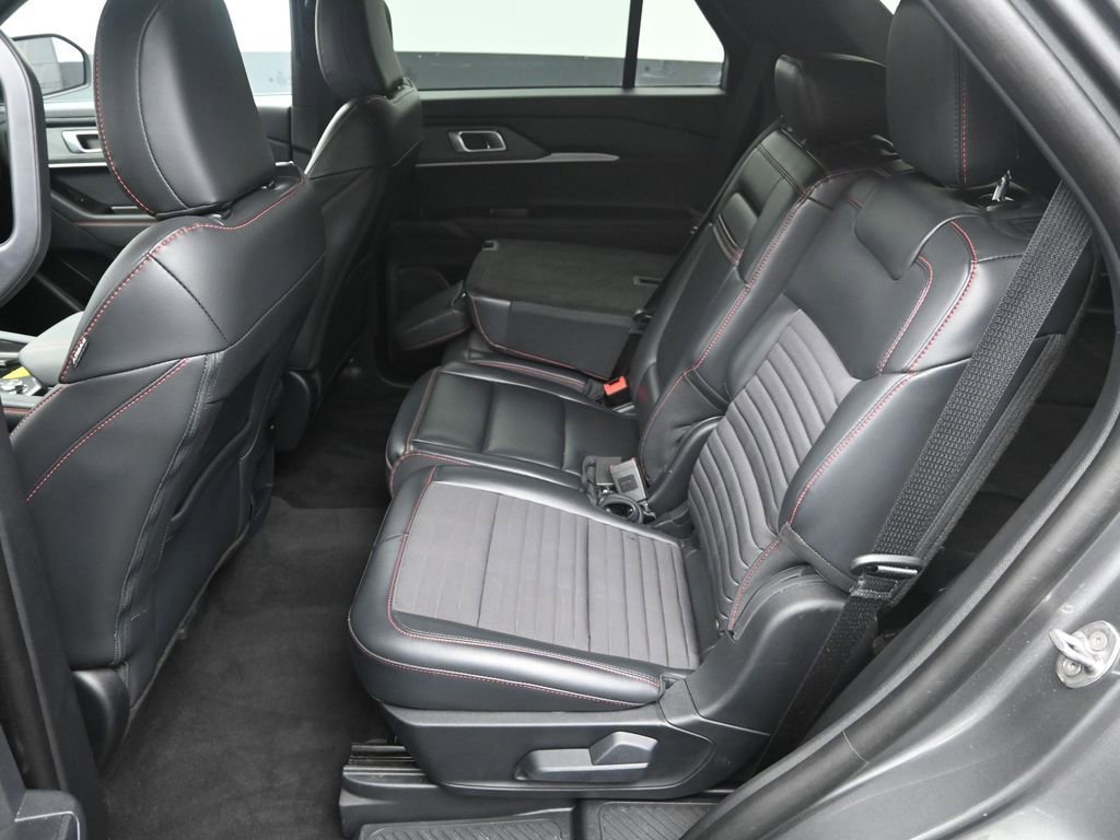 Used 2025 Ford Explorer ST-Line w/ ST-Line Street Pack image 30